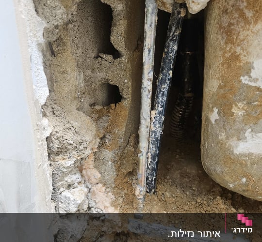 חשיפת צנרת מים בתוך קיר ורצפה לצורך איתור נזילה בבית